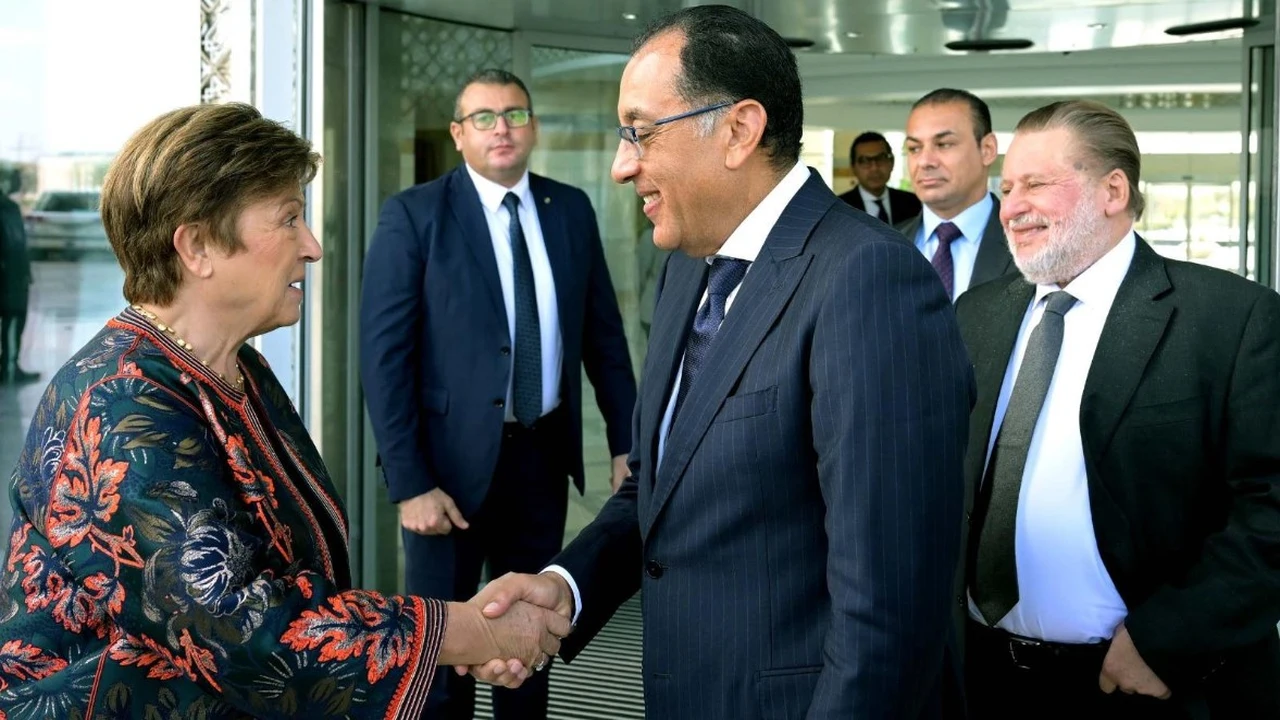 صندوق النقد يوضح دور مرونة سعر الصرف في تعافي اقتصاد مصر تدريجيًا